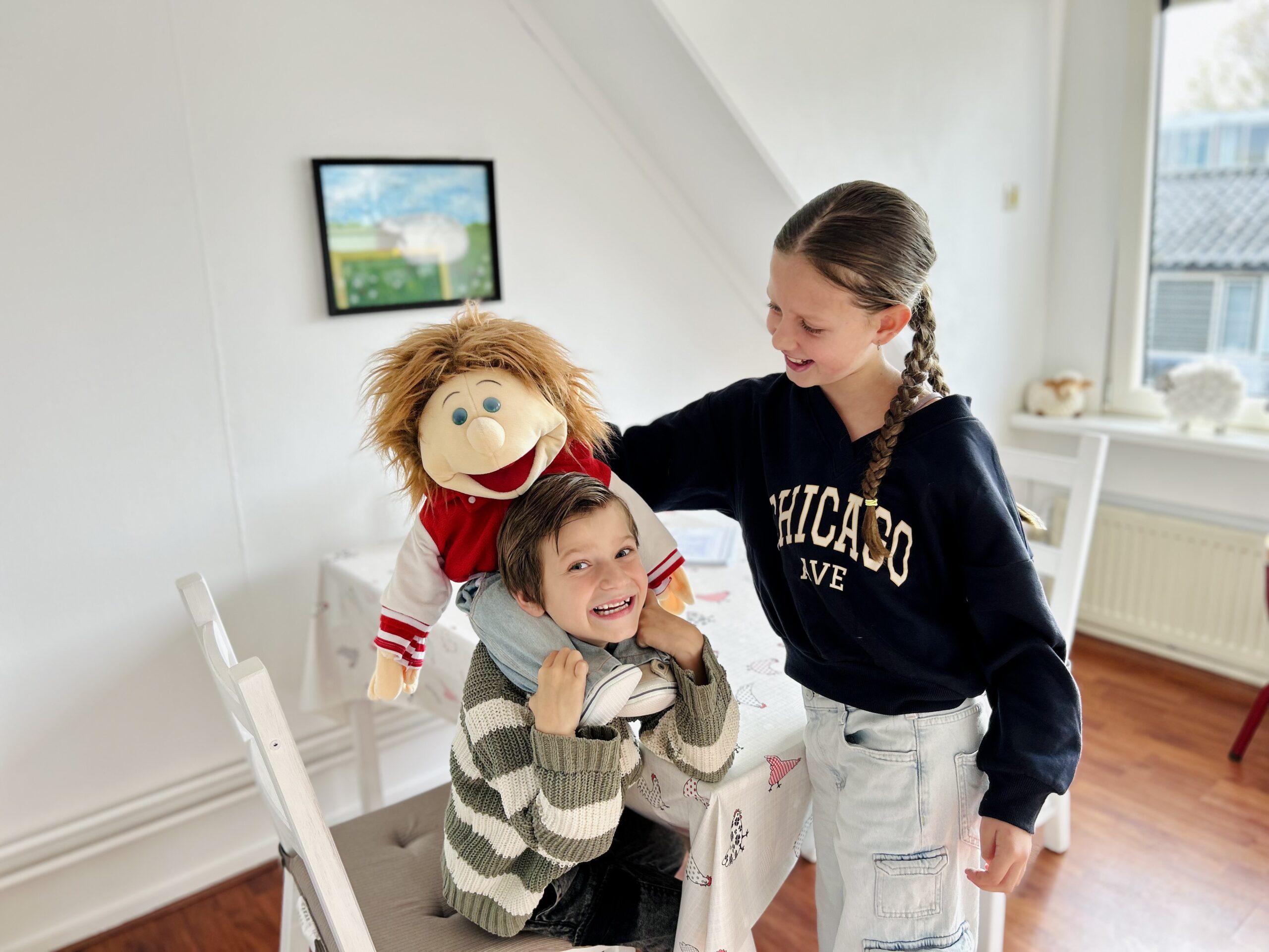 Kinderpastoraat Samuel en blij spelende kinderen